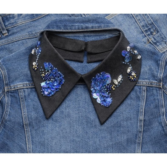 Dekoracyjny kołnierz z cekinowymi kwiatami – czarno-granatowy akcent glamour.